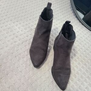 Point toe Chelsea boots